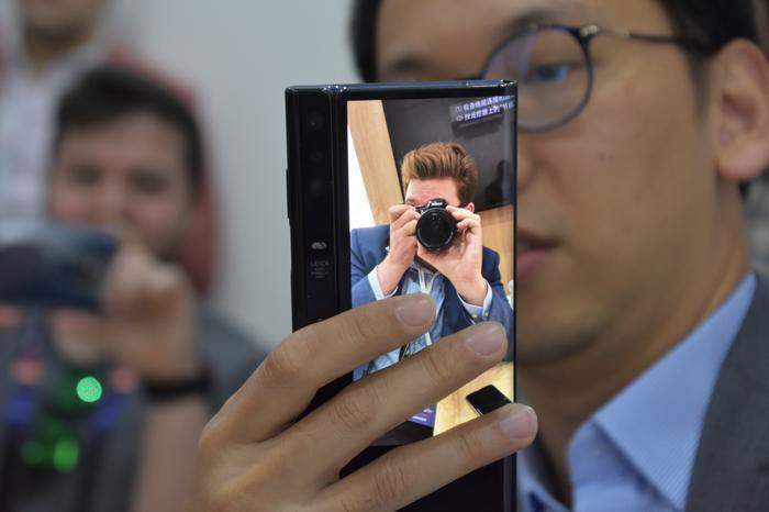 Samsung Galaxy Fold против Huawei Mate X: сравнение складных смартфонов