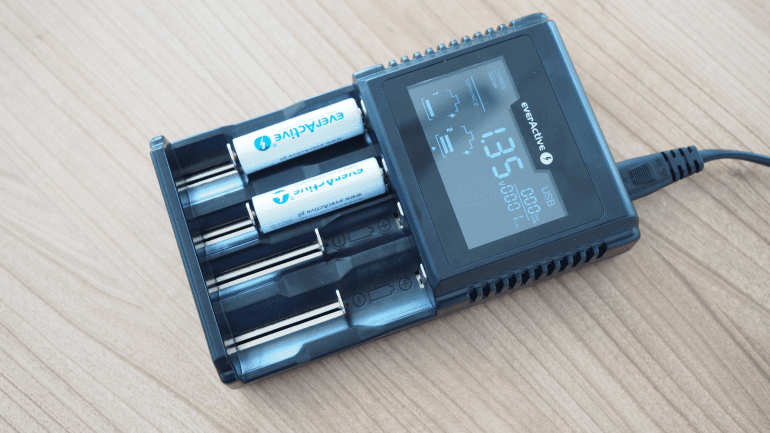 everActive UC-4000 - Усовершенствованное зарядное устройство для Li-Ion и Ni-MH аккумуляторов.