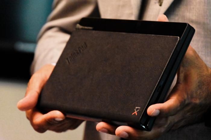 Lenovo представляет первый сложенный компьютер ThinkPad