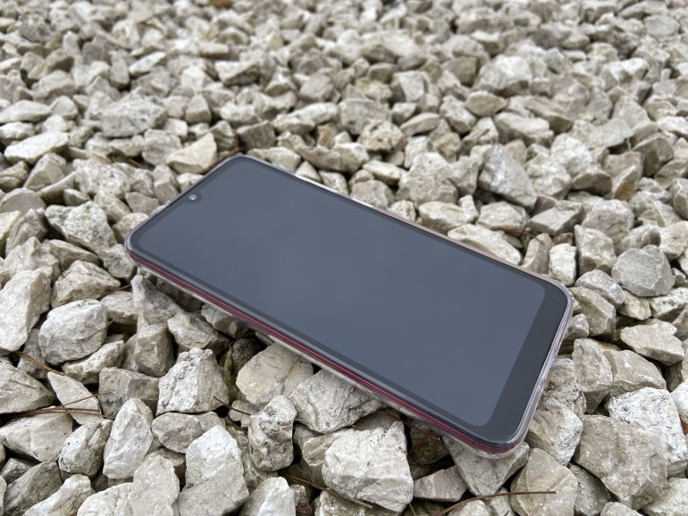 Moto E6 Plus - тест дешевого смартфона со сменным аккумулятором