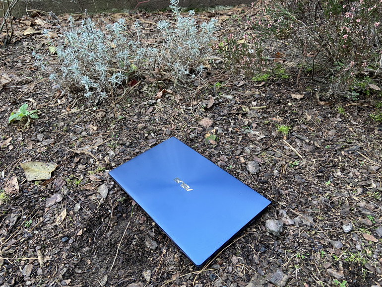 ASUS ZenBook 14 UX434F - протестируйте интересный ноутбук с экраном вместо тачпада