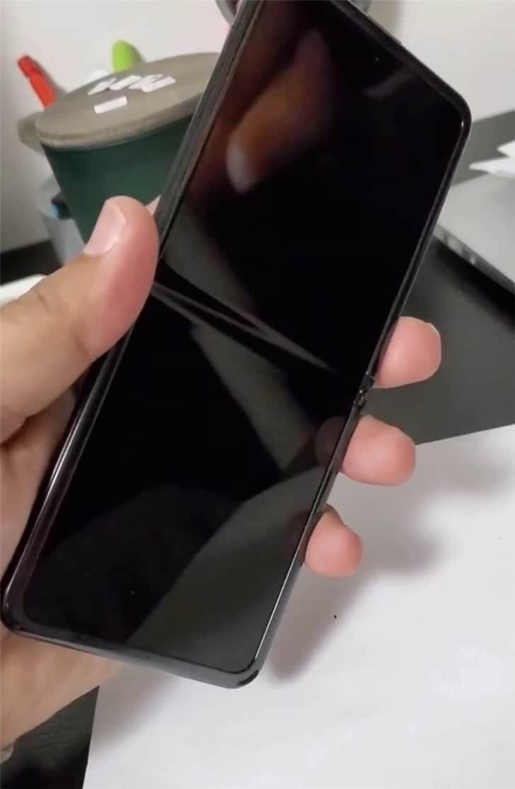 Samsung Galaxy Z Flip - новые фотографии показывают огромную выпуклость в складке