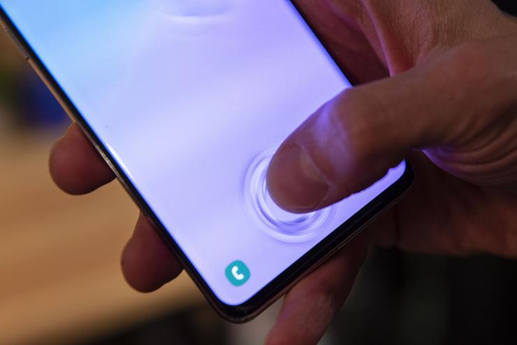 Сравнение считывателей отпечатков пальцев - Galaxy S10 + против Galaxy S9 против OnePlus 6T против iPhone