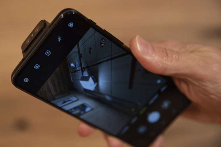 Asus ZenFone 6 показывает, как выделиться из толпы