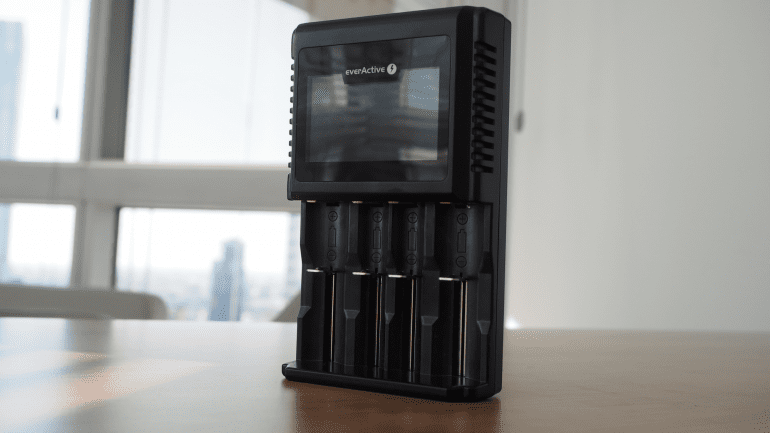 everActive UC-4000 - Усовершенствованное зарядное устройство для Li-Ion и Ni-MH аккумуляторов.