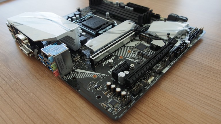 ASRock B365M PRO 4 - экономичная материнская плата без возможности разгона