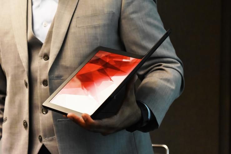 Lenovo представляет первый сложенный компьютер ThinkPad