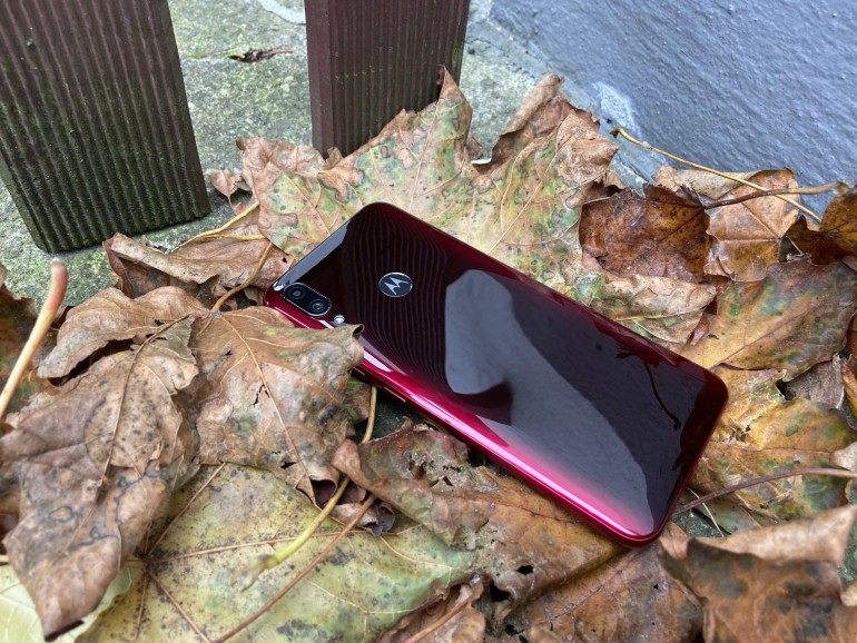 Moto E6 Plus - тест дешевого смартфона со сменным аккумулятором