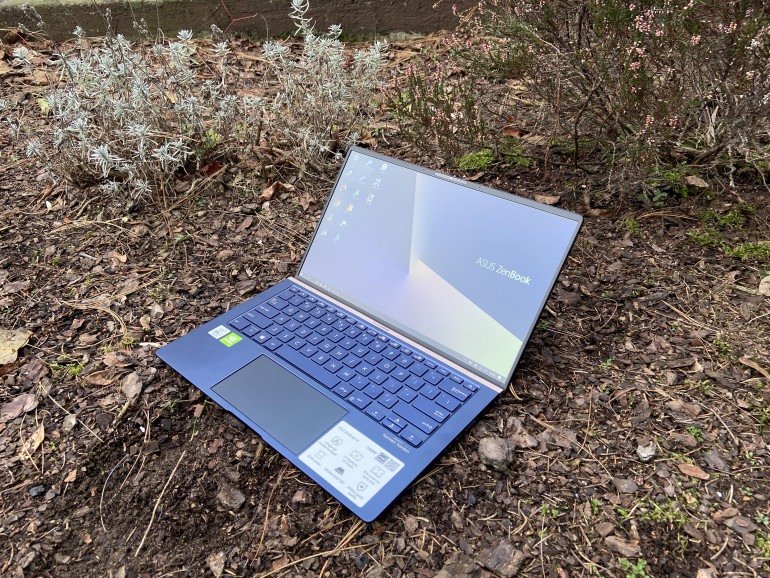 ASUS ZenBook 14 UX434F - протестируйте интересный ноутбук с экраном вместо тачпада