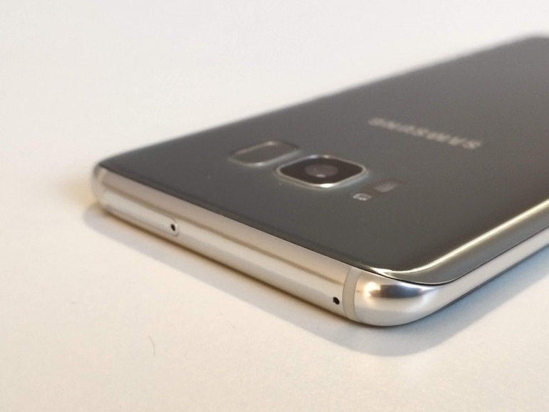 Samsung Galaxy S8 с двумя обновлениями за три дня