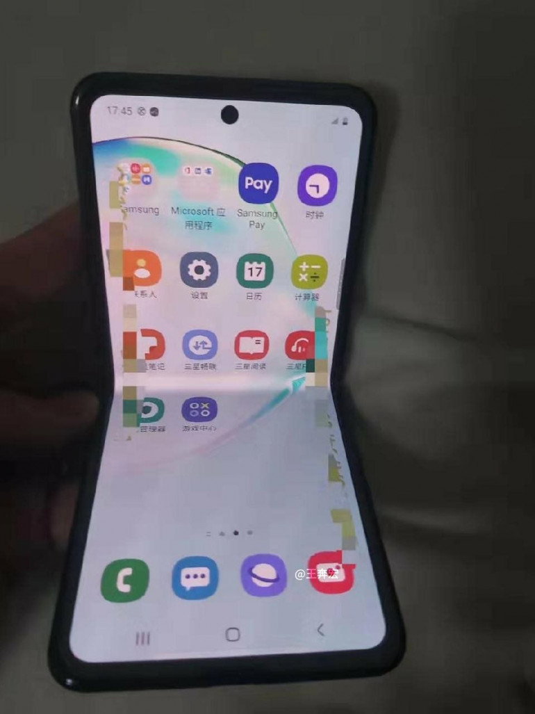 Samsung Galaxy Fold 2 на следующих фотографиях