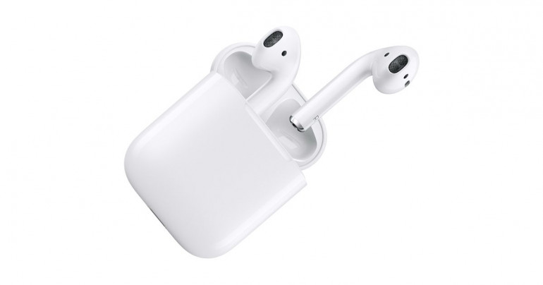 Студенты обмениваются AirPods, чтобы говорить в классе