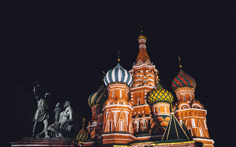 Смартфоны в России призваны продвигать русские ... ценности
