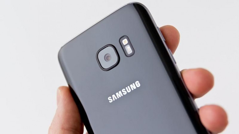 Четырехлетний Samsung Galaxy S7 с очередным обновлением!