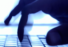 Суд обязывает Google раскрыть личность пользователя